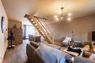 Ben je op zoek naar een woning met veel potentieel? Deze charmante halfopen bebouwing biedt je alvast een stevige basis om er je eigen thuis van...