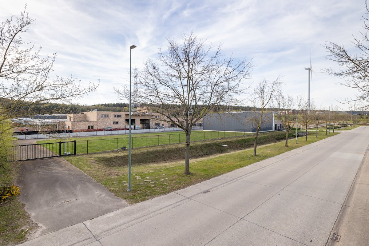 Bâtiment commercial moderne datant de 2016 de 680 m² avec entrepôt, bureaux et parking spacieux dans un emplacement privilégié à Dilsen-Stokkem. - photo 4