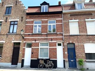 Achter deze karaktervolle gevel zit een VOLLEDIG GERENOVEERDE WONING, in centrum Brugge, vlakbij de Lange Rei, met veel parkeergelegenheid in de straat! Mooie grondoppervlakte van 120 m². Indeling: lichtrijke leefruimte, ingerichte keuken, toilet, moderne badkamer met ligbad en inloopdouche, 3 GIGA slaapkamers! Als kers op de taart, een ZONNIG TERRAS &amp; TUIN mét FIETSUITWEG! Een COMPLETE RENOVATIE van dak tot vloer. CV, nieuwe ramen, alle leidingen, alle technieken, gietvloer en zelfs GESCHILDERD. Zeg nu zelf, niets ontbreekt. In de binnenstad, met tuin én uitweg, een TOPPER! EPC 282 kWh/m² UC3615383 (Wche,Vg, Gdv, Gvkr, Gvv)<br /> 