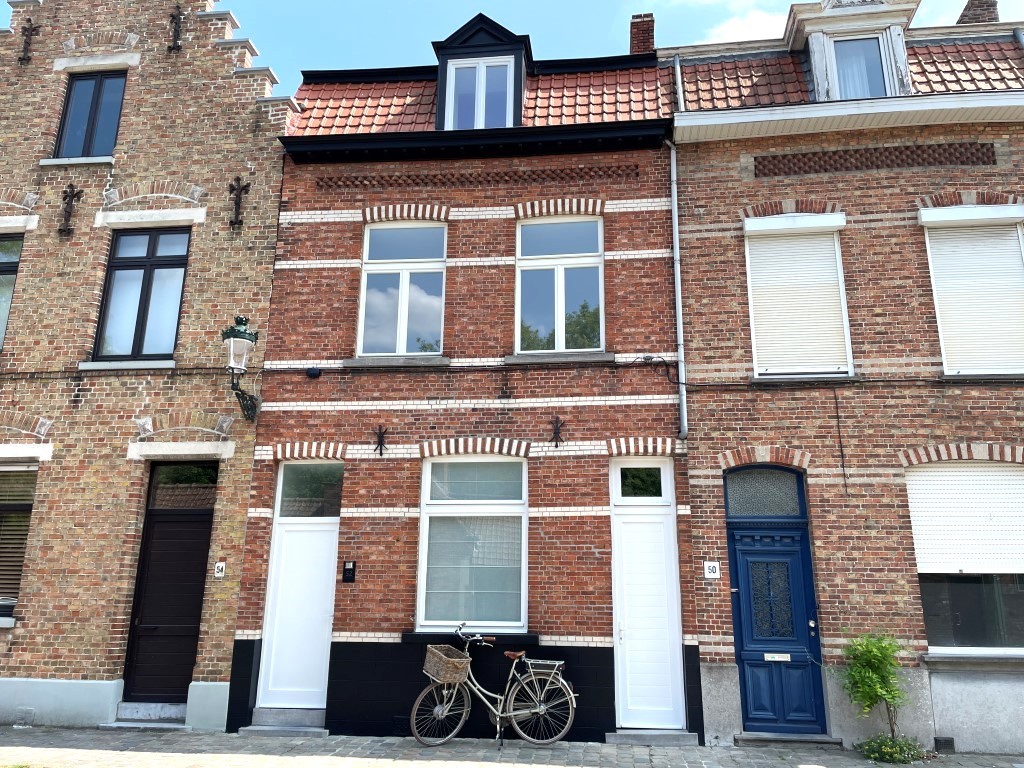 Volledig gerenoveerde woning in centrum Brugge, met terras, tuin én fietsdoorgang - foto 2