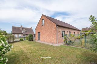 Op zoek naar een rustig gelegen woning met een praktische indeling en een mooie tuin? Deze alleenstaande woning, gebouwd in 1995, bevindt zich in een zeer kalme en aangename woonwijk in Desselgem.<br /><br />De woning is gelegen op een perceel van 745 m² en beschikt over een bewoonbare oppervlakte van 145 m². Bij het betreden van de woning komt u in de inkomhal met gastentoilet. De lichtrijke leefruimte sluit aan op de gesloten keuken, wat zorgt voor een gezellige en functionele woonindeling.<br /><br />Op het gelijkvloers bevinden zich verder twee volwaardige slaapkamers, een badkamer en een praktische berging. De zolderverdieping werd ingericht als extra slaapkamer, wat extra mogelijkheden biedt voor een gezin, hobbyruimte of bureau.<br /><br />Buiten geniet u van een volledig aangelegde tuin waar het heerlijk vertoeven is in alle rust en privacy. Daarnaast beschikt de woning over een losstaande garage, die bovendien vergund is.<br /><br />Troeven van deze woning:<br /><br />- Rustige en kindvriendelijke ligging<br />- Alleenstaande woning<br />- 3 slaapkamers (waarvan 1 op zolder)<br />- Volledig aangelegde tuin<br />- Vergunde losstaande garage<br />- Praktische indeling<br /><br />Kortom, een ideale woning voor wie op zoek is naar rust, ruimte en comfort in een aangename omgeving.<br /><br />Vraag nu uw bezoek aan via tom@immoroba.be of 0497/85.80.52.