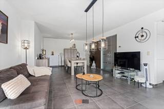 Dit mooi 2-slpk appartement (78m²) vinden we op de eerste verdieping van Residentie Lucca, een moderne kleinschalige woonresidentie langs de Zeger Maelfaitstraat, heel centraal gelegen.<br /><br />Het appartement heeft volgende indeling: inkomhal - woonkamer met toegang tot volwaardig overdekt terras (middag- & avondzon) - half open ingerichte keuken - berging/wasplaats - nachthal - toilet - badkamer (inloopdouche - enkele wastafel) - slaapkamer 1 (balkon met ochtendzon) - slaapkamer 2.<br />Er is een ondergrondse garagebox die voor de meerprijs van 27.500 euro wordt mee verkocht.<br /><br />Een perfecte ligging, op vlotte (wandel/fietsafstand) van de kern van Rumbeke én de AZ Delta Campus. <br />Heel energiezuinig, (label B) én geautomatiseerde zonnescreens langs raampartijen straatzijde. <br />Het appartement is momenteel verhuurd (vlot en correct!) en kan dus ook perfect als beleggingsvastgoed aangekocht worden.<br />Totale vraagprijs (appartement + garage): 270.000 euro<br />Een bezoek zeker waard.