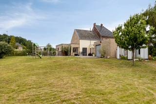 <strong>Landelijk gelegen woning te Binkom (Lubbeek) met o.a. een bewoonbare oppervlakte van 236 m², 1 slaapkamer (met mogelijkheid tot meerdere slaapkamers op de eerste verdieping), een adembenemend uitzicht over de landelijke omgeving en zoveel meer. EPC-label D. Watertoets: A/A.</strong><br /><br />De woning beschikt op het gelijkvloers over een inkomhal, vestiaireruimte, apart toilet, een zeer ruime open leefruimte met onder meer een zithoek, bureauruimte, eetplaats en keuken. Verder bevinden zich op deze verdieping nog een tweede eetruimte, een badkamer, een technische ruimte en een gelijkvloerse slaapkamer.<br /><br />De eerste verdieping/zolderruimte is momenteel niet ingericht, maar biedt binnen het bestaande volume enorm veel uitbreidingsmogelijkheden. Het is perfect mogelijk om hier nog drie extra slaapkamers te creëren.<br /><br />Daarnaast beschikt de woning over een kelder.<br /><br />Buiten zijn er twee parkeerplaatsen naast de woning, een ruim terras, een garage als bijgebouw en een prachtige tuin met uitzicht over het omliggende landelijke landschap. Dankzij de ligging op een heuvel geniet de woning van een uitzonderlijk vergezicht, wat deze eigendom een uniek karakter geeft.<br /><br />De woning geniet bovendien van een goede verkeerstechnische ligging ten opzichte van de E40, scholen, openbaar vervoer, winkels en andere voorzieningen.<br /><br />Interesse? Bel naar 0496 07 89 48.
