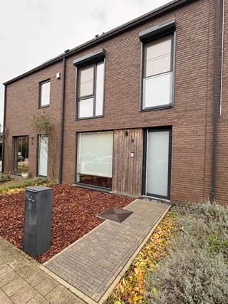 <p>Instapklare BEN-woning met 4 slaapkamers, zuidgerichte tuin en carport in Zuiderdal (Boechout)</p><p>In de gegeerde en kindvriendelijke woonwijk Zuiderdal in Boechout bevindt zich deze stijlvolle, instapklare gezinswoning uit 2018. Dankzij de moderne architectuur, kwalitatieve afwerking en uitzonderlijke energiezuinigheid is dit de ideale woning voor wie comfortabel en zorgeloos wil wonen.<br />Op het gelijkvloers vindt u een inkomhal met gastentoilet, een praktische berging/wasplaats en een ruime, lichtrijke leefruimte met open, volledig uitgeruste keuken. De grote raampartijen creëren een aangename verbinding met de zuidgerichte tuin, waar u de hele dag van de zon kunt genieten.</p><p>De eerste verdieping beschikt over drie volwaardige slaapkamers, een moderne badkamer en een apart toilet. De volledig afgewerkte zolderverdieping is ingericht als een ruime vierde slaapkamer, maar kan ook perfect dienen als bureau, hobbyruimte of speelkamer.</p><p>Bij de woning bevindt zich een carport met een aparte buitenberging, ideaal voor fietsen, tuinmateriaal en extra opslag.</p><p>Met een EPC-score van slechts 13 en 15 zonnepanelen is deze BEN-woning bijzonder energiezuinig, wat resulteert in een laag energieverbruik en beperkte maandelijkse kosten.</p><p>Troeven<br />Gelegen in de populaire en kindvriendelijke wijk Zuiderdal in Boechout<br />Bouwjaar 2018<br />Instapklare BEN-woning<br />4 slaapkamers (3 op de eerste verdieping + afgewerkte zolderkamer)<br />Lichtrijke leefruimte met open keuken<br />Praktische berging/wasplaats<br />Zuidgerichte tuin<br />Carport met aparte buitenberging<br />15 zonnepanelen<br />EPC-score: 13<br />Zeer lage energiekosten</p><p>Moderne afwerking en optimaal wooncomfort<br />Een instapklare en duurzame gezinswoning op een toplocatie in Boechout, waar comfort, ruimte en energiezuinigheid perfect samenkomen. Maak snel een afspraak en ontdek zelf de vele troeven van deze prachtige woning.</p>