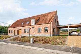 Langs de Rue d’Orroir / Voie Verte in Amougies bevindt zich deze ruime halfopen nieuwbouwwoning, momenteel in casco staat. Een mooie opportuniteit voor wie op zoek is naar een moderne woning die nog volledig naar eigen smaak en wensen kan worden afgewerkt.De koper beschikt over twee mogelijkheden: de woning aankopen in de huidige casco toestand en zelf instaan voor de verdere afwerking, of kiezen voor een volledig afgewerkte woning volgens eigen wensen, op basis van een lastenboek. Zo bepaalt u zelf de stijl en afwerking van uw toekomstige thuis.Op het gelijkvloers geniet de woning van een ruime en lichtrijke leef- en eetruimte met aansluitend de keuken. Vanuit de keuken kijkt u uit over de grote tuin, waardoor binnen en buiten mooi met elkaar verbonden worden. Naast de keuken bevindt zich een praktische was- en bergruimte.Op de verdieping zijn er drie ruime slaapkamers en een royale badkamer. Daarnaast beschikt de woning over een zolderruimte, ideaal als extra bergruimte.Dankzij de ruime indeling, de grote tuin en vooral de mogelijkheid om de woning volledig volgens eigen smaak af te werken, vormt deze nieuwbouwwoning een uitstekende basis voor wie zijn toekomstige thuis zelf mee vorm wil geven.Benieuwd naar deze woning en de verschillende afwerkingsmogelijkheden? Neem contact op met Emiel van Immo Beguin voor meer informatie of om een bezoek ter plaatse in te plannen.📧 emiel@immobeguin.be