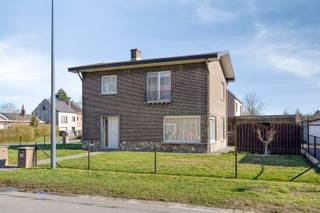 Goed onderhouden, rustig gelegen open bewoning op een hoekperceel van 500 m². Indeling: Ruime inkomhal met apart toilet, zonnige living,...