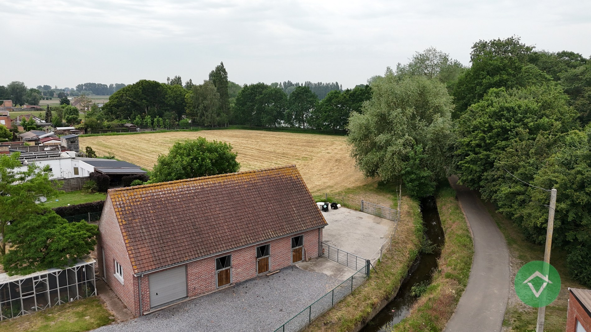 Alleenstaande woning met naastliggend stuk bouwgrond en weide te Eernegem - foto 4