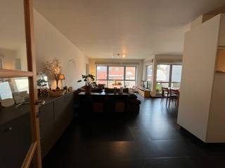Gelegen in een groene omgeving, maar toch in het centrum van Leuven, vinden we dit pareltje terug!<br /><br />Het appartement is bereikbaar via lift en trap en bevindt zich op de <strong>eerste verdieping</strong>. Bij binnenkomst vind je een inkomhal met een apart toilet. Een deur leidt naar de ruime woonkamer, die kan worden opgedeeld in een zit- en eetgedeelte. Een klein, gezellig balkon biedt de perfecte plek voor een paar plantjes. De geïntegreerde keuken in de woonkamer is goed uitgerust met veel ingebouwde kasten, twee spoelbakken, een keramische kookplaat, afzuigkap, oven en ingebouwde koelkast met vriesvak. Daarnaast is er een berging met een vaatwasser, aansluiting voor wasmachine en droogkast, en voldoende opslagruimte.<br /><br />Onder de trap is ruimte voor een vestiaire. De trap leidt naar de<strong> tweede verdieping,</strong> waar zich de badkamer met twee wastafels, ligbad en douche bevindt, een apart toilet en drie slaapkamers. De slaapkamers aan de voorzijde van het gebouw hebben toegang tot een gezellig terras met ruimte voor een tafel en stoelen, waar je kunt genieten van de ochtend- en avondzon.<br /><br />Als kers op de taart heeft dit appartement een aparte garagebox.<br /><br />Dit alles voor een huurprijs van €1450 per maand, plus €150 voor gemeenschappelijke kosten en een <strong>provisie voor water en verwarming.</strong> Elektriciteit dient zelf voorzien te worden, maar met een gunstige EPC-score van B zullen de energiekosten laag zijn. Beschikbaar vanaf 1 augustus als hoofdverblijfplaats (domicilie verplicht) met een langetermijncontract.<br /><br />Gelegen binnen de ring van Leuven, met goede verbindingen naar de E40 en E314, nabij winkels en openbaar vervoer, en op wandelafstand van Gasthuisberg.<br /><br />Interesse in een bezichtiging? Plan snel een afspraak via onze online agenda, de snelste en efficiëntste manier om een bezichtiging in te plannen!<br />Voor vragen zijn wij beschikbaar op het nummer 016 23 90 81, elke weekdag behalve woensdag van 10u tot 13u.<br />