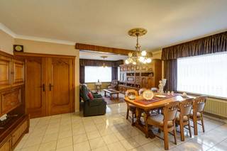 <p>Deze halfopen bebouwing met royale volumes biedt bijzonder veel potentieel voor wie een woning volledig naar eigen smaak wil renoveren. De woning is rustig en groen gelegen, nabij het centrum van Oosterlo en met een vlotte verbinding naar de E313. Gelijkvloers Je komt binnen in een ruime leefruimte van 36 m², ideaal voor een gezellige zit- en eethoek. Aansluitend bevindt zich de zeer ruime keuken van 32,5 m², perfect voor wie graag kookt of veel leefruimte wenst. Achteraan ligt een eerste slaapkamer van 16,5 m² met aparte ingang, geschikt als master bedroom, praktijkruimte of vrij beroep. Verder zijn er een badkamer met ligbad en lavabo, een apart toilet en een ruime berging/technische ruimte. De woning beschikt over een kelder en is overal voorzien van rolluiken. Eerste verdieping Hier bevinden zich drie slaapkamers met aangename afmetingen en veel natuurlijke lichtinval. Zolderverdieping Via een vaste trap bereik je de zolder, die kan ingericht worden als extra slaapkamer of polyvalente ruimte. Buitenruimte Vooraan is er een garage met ruime parkeermogelijkheden. De achterliggende tuin is rechthoekig en onderhoudsvriendelijk, ideaal voor gezinnen.</p><p>Technisch </p><p>- Verwarming op stookolie (recente ketel) </p><p>- Grotendeels vernieuwde PVC-ramen </p><p>- Rolluiken in de volledige woning EPC F </p><p>– renovatieverplichting van toepassing</p><p>Deze woning in Hagelbos 8 is ideaal voor wie veel ruimte zoekt en niet terugschrikt voor een renovatieproject met tal van mogelijkheden.</p><p></p><p>- Grote leefruimte en zeer ruime keuken</p><p>- Vijf slaapkamers</p><p>- Flexibele indeling</p><p>- Rustige ligging in Geel</p><p>- Garage, tuin en veel opslagruimte</p><p>- Veel potentieel</p><p>Interesse? Plan uw bezoek online via onze digitale kalender of neem contact op met Noor Helsen via noor.helsen@copandi.be of +32 471 90 18 10. EPC, keuringen en plannen zijn te downloaden via www.copandi.be</p>