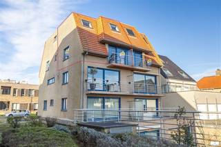 Dit zorgvuldig afgewerkte duplex-appartement (2004) biedt alles wat u nodig heeft! De Residentie "Concerto", Duinenweg 389/391 te Middelkerke,...
