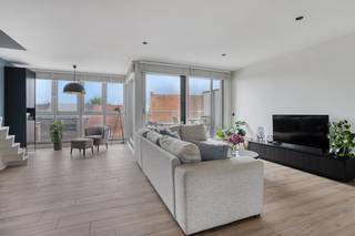 Instapklare, lichtrijke duplex met 2 terrassen te koop in hartje AalterOp een steenworp van de Markt in het bruisende centrum van Aalter ontdek...