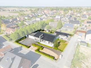Deze ruime, gelijkvloerse villa in het hart van Kortemark combineert comfort, privacy en veelzijdigheid. Dankzij de centrale ligging – op wandelafstand van winkels, het station en openbaar vervoer – is dit de ideale woonplek voor wie wonen en werken wil combineren én voor wie later zorgeloos wil blijven wonen.
Indeling: royale inkomhal, badkamer, vier slaapkamers op het gelijkvloers (waarvan één perfect kan dienen als bureauruimte), een lichtrijke leefruimte, volledig uitgeruste keuken, praktische wasplaats, grote veranda, kelder met een aparte wijnkelder, dubbele inpandige garage én een extra dubbele garage die tevens kan fungeren als stockage- of werkruimte. Bovendien werd recent een nieuwe hoogrendementsketel op gas geplaatst, waardoor de woning efficiënt en energiezuinig verwarmd wordt.
Aarzel niet en vraag vandaag nog informatie of een bezoek aan!
* Bel Marijke op 0478/78.67.10
* Of mail naar marijke.vanclooster@hyboma.be