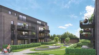 <p><span> </span></p><p><span>Park Gijsen bestaat uit 2 gebouwen met elk 15 BEN- appartementen.</span></p><p><span> </span></p><p><span>Beide gebouwen zijn voorzien van een lift en staan maar liefst 22 meter van elkaar zodat de privacy voor iedereen gegarandeerd is. De 2 fases zijn samen goed voor:</span></p><p><span> </span></p><ul><li><span>10 gelijkvloerse appartementen met een terras en een kleine private tuin, </span></li><li><span>16 appartementen op niveau 1 en 2 met een terras</span></li><li><span>4 penthouses op de bovenste verdieping. </span></li></ul><p><span>Met een keuze uit één, twee of drie slaapkamers en bewoonbare oppervlaktes die variëren tussen 67 en 118 m², heeft Park Gijsen een mooi aanbod: voor ieder wat wils.</span></p><p><span> </span></p><p><span>Behalve een diverse keuze heeft dit unieke project nog heel wat troeven. Naast een handige ondergrondse parkeergarage en een gedeelde fietsenstalling geniet u van een fraai aangelegde centrale tuin met wandelpaden, een prachtige waterpartij en een ruim grasveld. Zowel in dit park als in de rustige straten rondom Park Gijsen hebben uw kinderen meer dan voldoende ruimte om naar hartenlust veilig te spelen</span></p><p><span> </span></p><p><span>Dichtbij alles</span></p><p><span> </span></p><p><span>Wonen in Park Gijsen betekent wonen op wandelafstand (op amper 500 meter) van grote supermarkten, waaronder Albert Heijn, Aldi, Lidl, Prik &amp; Tik en Hubo. </span></p><p><span>Maar je woont ook kort bij de nodige ontspanningsmogelijkheden. Of het nu de natuur van het kanaal van Beverlo is of het centrum van Leopoldsburg met zijn winkels, restaurants en culturele voorzieningen.</span></p><p><span><br />Om het centrum, diverse scholen en het station van Leopoldsburg te bereiken hoeft u slechts 5 minuten te fietsen en kan u handig gebruik maken van een zachte doorsteek van het project naar de Lommelsesteenweg.<br /><br /></span></p><p><span> </span></p><p><span>Duurzaam en toekomstbestendig<br /><br /></span></p><p><span>In Park Gijsen staat duurzaamheid centraal. Alle BEN-appartementen zijn uitgerust met de nieuwste technologieën op het gebied van energie-efficiëntie, zoals warmtepompen en zonnepanelen. </span></p><p><span>Het project heeft een indrukwekkend E-peil van E20 of lager, wat betekent dat u niet alleen bijdraagt aan een gezondere en ecologische leefomgeving, maar ook profiteert van lagere energiekosten én een hogere doorverkoopwaarde in de toekomst !</span></p><p><span> </span></p><p><span>Bovendien zorgt een innovatief centraal systeem voor het hergebruik van regenwater voor toiletten en eventueel ook wasmachines. Wadi’s zorgen daarnaast voor een natuurlijke infiltratie van het overige regenwater.</span></p><p><span> </span></p><p><span>Elegante en eigentijdse architectuur</span></p><p><span> </span></p><p><span>Park Gijsen is ontworpen door architectenbureau Architectuur +, onder leiding van Sven Coppens. De moderne architectuur, gecombineerd met industriële elementen en een chique afwerking van kolenzwarte bakstenen met blauwe kleurnuances, geeft de gebouwen een elegante en eigentijdse uitstraling. <br />Elk detail is zorgvuldig overwogen om een harmonieuze en aantrekkelijke woonomgeving te creëren.</span></p><p><span> </span></p><p><span>Ieder appartement is voorzien van ruime balkons en terrassen, waardoor u kunt genieten van het buitenleven vanuit het comfort van uw eigen wooneenheid. De woonruimtes in Park Gijsen zijn ontworpen met het oog op luxe en comfort. De ruime, open indeling wordt dankzij de grote ramen overspoeld met natuurlijk licht.</span></p><p><span> </span></p><p><span>Prijs inclusief kosten €331.140 (registratierechten, BTW, nutsvoorzieningen,...)</span></p><p><span> </span></p><p><span>Meer info over deze leuke woonplek? Bel ons gerust op 011 34 34 34</span></p><p><span> </span></p><p><span> </span></p>
