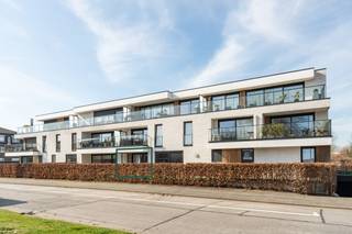 Modern gelijkvloers appartement met tuin in Harelbeke.<br />Het appartement dateert van 2019. Het beschikt over een lichtrijke leefruimte met aansluitende keuken en berging. De keuken is volledig uitgerust met hoogwaardige materialen en toestellen. Via de gang komt u tot het toilet, twee volwaardige slaapkamers en een verzorgde badkamer. De badkamer is uitgerust met een inloopdouche en een badkamermeubel met lavabo. Zowel vooraan als achteraan geniet het appartement van een privé tuin. Ideaal voor ontspanning of voor wie graag wat extra buitenruimte heeft. Op de ondergrondse verdieping bevindt zich een staanplaats voor extra comfort en veiligheid voor uw wagen.<br /><br />Troeven:<br />- Gelijkvloers appartement<br />- 2 slaapkamers<br />- Privatieve tuin<br />- Ondergrondse staanplaats inbegrepen<br />- Rustige maar centrale ligging<br /><br />Interesse? Neem gerust contact op voor meer informatie of een bezoek ter plaatse.<br />Mail louise@immo-lys.be of bel 0496080800
