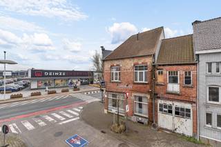 <p>Dit volledig te renoveren handelspand met woonst bevindt zich op een toplocatie in het centrum van Deinze, recht tegenover een winkelcentrum en in de buurt van veel winkels, scholen etc... Het pand biedt een unieke kans voor ondernemers, investeerders of gezinnen die wonen en werken willen combineren of een renovatieproject op een zichtbare locatie zoeken.</p><p></p><p>De gelijkvloerse handelsruimte heeft een oppervlakte van ongeveer 115 m² en leent zich perfect voor diverse commerciële activiteiten, van winkel tot kantoor of praktijk. Het pand beschikt bovendien over een inpandige garage, wat in het stadscentrum een zeldzaamheid is. </p><p>De bovenliggende woonst omvat 5 slaapkamers en een badkamer, met op de tweede verdieping een grote zolder die bereikbaar is via een vaste trap en extra uitbreidingsmogelijkheden biedt. </p><p></p><p>Hoewel het pand volledig gerenoveerd moet worden, werd het dak reeds vernieuwd, wat een belangrijk voordeel vormt bij de renovatie.</p>