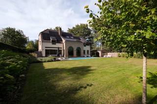 <p><span>Waar absolute rust, discretie en verfijning samenkomen, bevindt zich deze uitzonderlijke villa. Achteraan op het perceel ingeplant en omgeven door groen, biedt deze eigendom een zeldzame woonbeleving met maximale privacy en een uitgesproken gevoel van exclusiviteit.</span></p>
<p><span>De villa werd doorheen de jaren doordacht geoptimaliseerd met oog voor comfort en duurzaamheid. Recente investeringen zoals zonnepanelen, een vernieuwde gas cv-installatie en airconditioning tillen het woonniveau naar een future proof standaard.</span></p>
<p><span>De leefruimte ademt licht en ruimte uit dankzij een dubbel hoge plafondhoogte. Het binnen-buitengevoel wordt versterkt door grote glaspartijen naar de tuin en het zwembad toe.</span></p>
<p><span>De keuken is voorzien van alle gebruiksgemakken en vormt het hart van de woning met een eet- en kookeiland. Hier wordt koken echt plezant!</span></p>
<p><span>Binnenin ontvouwt zich een royale en harmonieuze indeling met vijf volwaardige slaapkamers en drie badkamers. Twee badkamers ondergingen in 2019 een stijlvolle totaalrenovatie, uitgevoerd met hoogwaardige materialen en een tijdloze esthetiek. De bovenste verdieping biedt een polyvalente invulling en leent zich perfect als guest quarters, privéverblijf voor inwonende hulp of exclusieve leisure space.</span></p>
<p><span>Het exterieur vormt een volwaardig verlengstuk van de woning. Het zwembad, gerenoveerd in 2020 door LPW Pools, creëert een uitgesproken vakantiegevoel in eigen tuin. Het verwarmde bijgebouw, vernieuwd in 2024, is uitermate geschikt als poolhouse, high-end home office of ontspanningsruimte.</span></p>
<p><span>De garage met autolift, gerenoveerd in 2023, biedt plaats aan drie wagens, aangevuld met een royale oprit voor meerdere voertuigen.</span></p>
<p><span>Een eigendom waar luxe, rust en tijdloze kwaliteit elkaar versterken.</span></p>
<p><span>Contacteer LISTED vandaag: +32 3 283 51 51.</span></p>