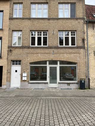 Handelspand in het Centrum van Veurne Handelsgelijkvloers bestaande uit een winkel- of bureauruimte (van 15 m) met etalage, een apart toilet en een...