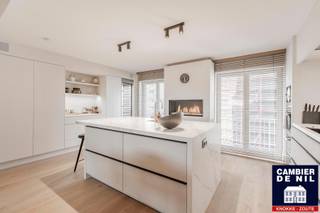 Zeer luxueus en volledig gerenoveerd duplex appartement (184m²) met zuid gericht zonneterras en uniek verzicht op de approach golf. Hartje...