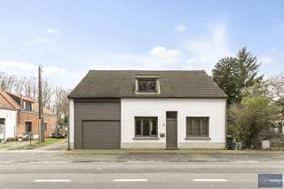 Verrassend ruime gerenoveerde gezinswoning met achterliggend magazijn en stijlvolle loft.<br />Achter deze gevel schuilt een uitzonderlijk ruime gerenoveerde woning waar wonen en werken perfect samenkomen.<br />De woning verwelkomt u in een woonkamer van ca. 30 m² op laminaatvloer, die naadloos overgaat in de lichtrijke eetkamer van ca. 15 m² met zicht op de stadstuin. De ingerichte leefkeuken (ca. 20 m²) vormt het hart van het huis en is uitgerust met koelkast, vaatwasmachine, 5-pits gasfornuis, dampkap en oven, afgewerkt met een elegant werkblad in blauwe hardsteen. Verder beschikt het gelijkvloers over een gastentoilet en een praktische bureauruimte op de mezzanine, ideaal voor thuiswerk of hobby.<br />De stadstuin met overdekt terras is een ware oase van rust waar u in alle privacy kan ontspannen.<br />Op de verdieping bevinden zich drie volwaardige slaapkamers (ca. 19 m², 14 m² en 12 m²), een bergkamer/dressing en een ingerichte badkamer met ligbad, douche, toilet en badkamermeubel.<br />Extra troeven zijn de ruime garage met automatische poort, kelderberging, dubbele beglazing en conforme elektriciteit.<br />Via een servitude bereikt u het achterliggende, luxueus afgewerkte magazijn met een bebouwde oppervlakte van maar liefst 180 m². Dit veelzijdige pand beschikt over een duurzame gietvloer, twee automatische poorten en vernieuwde elektriciteit. Daarboven bevindt zich een extra verdieping van 100 m², ingericht als stijlvolle loft met nieuwe beglazing en een volledig nieuw, geïsoleerd dak.<br />Een unieke eigendom met tal van mogelijkheden. Ideaal voor wie ruim wil wonen, ondernemen of beide wil combineren.