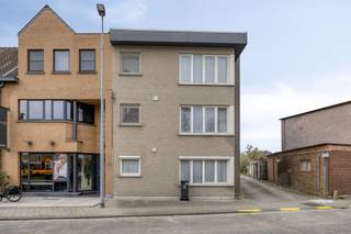 This move-in ready  apartment is located on the second floor of an apartment building renovated in _____. This energy efficient apartment features a...