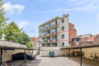 Deze leuke studio onderging in 2014 een totaalrenovatie met kwalitatieve materialen en een luxueuze afwerking. De studio is gelegen aan de rustige achterzijde van het gebouw. Het zuidgerichte terras met open zicht op groen is een absolute meerwaarde.<br /><br />De studio is momenteel niet verhuurd en aldus meteen beschikbaar voor het nieuwe academiejaar.<br /><br />U komt binnen in een open en lichtrijke leefruimte dewelke plaats biedt voor een salon, een eetplaats, een bureau en een dubbel bed.  De aparte en hoogwaardige keuken met een stenen werkblad is volledig uitgerust. De badkamer is een pareltje met een prachtige inloopdouche en dito wasmeubel.  Het terras sluit aan bij de leefruimte, is goed georiënteerd en biedt zicht op groen. Alle kranen(keuken/badkamer) werden recent vernieuwd!<br /><br />In de ondergrond beschikt de studio over een ruime bergruimte met elektriciteit en achter het gebouw is de overdekte autostaanplaats nummer 4 inbegrepen in de prijs. Hier is ook een gemeenschappelijke fietsenberging voorzien. <br /><br />Verlichting en gordijnen inbegrepen. Totaalconcept!<br /><br />EPC 185kWh(B-label)! Elektriciteit conform! Asbestveilig!<br /><br />Indien u deze leuke studio graag bezoekt dan kan u mij steeds bereiken op 0495/292080 of via arnaut@immojanstas.be.<br /><br />Bijkomende info (EPC, bodemattest, elektriciteitsattest, enz...) kan U hier downloaden ↓