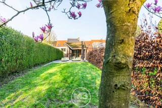 Welkom in de Kapelstraat 35 te Burcht. In deze rustige straat vinden we een ruime woning met een prachtige tuin. <br /><br />We parkeren de auto in de ruime <strong>inpandige garage</strong>. Op de gelijkvloerse verdieping vinden een mooie <strong>bureauruimte</strong> met zicht op de tuin. Ideaal om van thuis uit in rust te werken. Verder vinden we nog de <strong>wasplaats, technische ruimte en een apart toilet</strong>. We stappen de zuid-west gelegen <strong>tuin</strong> in en komen op het eerste <strong>terras</strong>. Als we verder lopen komen we uit bij het <strong>bijgebouw</strong>. Dit is recent gebouwd en is voorzien van een <strong>mooie keuken</strong>, <strong>berging en een overdekt terras</strong>. Dit terras is voorzien van elektrische verwarming en een gezellige openhaard. Ideaal om tijdens de zomermaanden te genieten van de tuin. Verder hebben we hier ook nog een prachtig zicht op het groen.<br /><br />Terug naar binnen nemen we de trap naar de <strong>eerste verdieping</strong>. Hier vinden we de <strong>lichtrijke woonkamer met airco</strong> en <strong>open keuken</strong>. Deze is uitgerust met oven, microgolfoven, gaskookvuur, dubbele spoelbak en ijskast. Verder is er nog een <strong>badkamer</strong> met douche, bad, spoelbak en toilet. Vanuit de keuken hebben we ook nog toegang tot het <strong>terras</strong>.<br /><br />Op de tweede verdieping zijn nog <strong>3 slaapkamers</strong> en een <strong>apart toilet.</strong><br /><br />Op zoek naar ruimte, rust en groen? Maak dan snel je afspraak op 03 369 70 33.<br /><br /><u><strong>Technisch:</strong></u><br />- EPC: 209 kWh/m2jaar<br />- G-&P-score: A&A<br />- Wg, Vg, Gvv, Vkr, Gmo