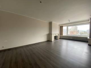 Magnifique appartement de 3 chambres à louer au 3e étage. Le salon lumineux offre une vue imprenable sur le port de plaisance. La cuisine est entièrement équipée avec une hotte aspirante, une plaque de cuisson électrique et un four, et dispose de nombreux espaces de rangement et placards. La salle de bains est équipée d'une douche et de toilettes.<br /><br />L'appartement dispose de terrasses à l'avant et à l'arrière et est équipé d'un ascenseur. Pour plus de commodité, un local à vélos commun est disponible dans le bâtiment. Grâce à sa situation centrale, vous vous trouvez à proximité des commerces et des transports en commun.<br /><br />Le loyer est de 1050 € par mois, avec des frais forfaitaires supplémentaires de 100 € par mois pour les parties communes et une avance de 60 € par mois pour l'eau et le chauffage. L'appartement est disponible immédiatement.