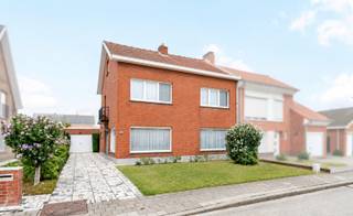 Deze woning wordt aangeboden met een instelprijs!*<br />Bezoekdag dinsdag 22/9. Op voorhand inschrijven via de website www.futurimmo.be.<br /><br />Op een rustige, maar uitstekend bereikbare locatie in Sint-Michiels, staat deze solide halfopen gezinswoning met enorm veel potentieel.<br /><br />Bij het betreden via de inkomhal, kom je terecht in de lichtrijke eet- en leefruimte - dat zich bevindt vooraan in de woning - met aansluitend een ingerichte leefkeuken achteraan. Daarnaast hebben we nog een functionele berging, gastentoilet en badkamer.<br /><br />Op de eerste verdieping hebben we 3 volwaardige slaapkamers en 1 kleine kamer. De ruime zolderverdieping, toegankelijk via een vaste trap, biedt diverse mogelijkheden voor het creëren van extra ruimte of een hobbykamer.<br /><br />Buiten geniet je van een zonnig terras en een verzorgd aangelegde tuin. <br />Een grote troef is de ruime garage, aangevuld met een royale oprit die plaats biedt aan meerdere voertuigen. <br />Een karaktervolle woning op een fantastische plek!<br /><br />Wens je meer info of een bezoek ter plaatse? Neem vrijblijvend contact op : 0473 72 33 80 - info@futurimmo.be.<br /><br />*Deze eigendom valt onder het verkoopsysteem ‘instelprijs’. De vermelde instelprijs houdt bijgevolg géén aanbod in maar is een uitnodiging om tot een prijsvoorstel over te gaan. Elk prijsvoorstel gelijk of hoger dan deze instelprijs wordt voorgelegd aan de verkoper(s) die dit al dan niet kan aanvaarden.