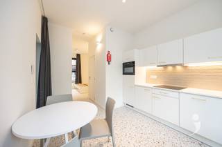 <p><span>Volledig nieuwe studentenstudio in centrum Heverlee.</span></p><p><span>Deze gelijkvloerse studio van 30 m² heeft een rechtstreekse inkom en een afzonderlijke eethoek met uitgebreide keuken.</span></p><p><span>De slaaphoek is voorzien van een dubbel bed en een ruime kleerkast. Centraal bevindt zich een afgesloten badkamer met douche en toilet.</span></p><p><span>Achteraan kan je genieten van een terrasje. Achteraan is een fietsenstalling voorzien.</span></p><p><span> </span></p><p><span>Geniet het eerste jaar van gegarandeerde huurinkomsten en kwalitatief beheer. Verwachte huurinkomst van 850 EUR/maand.</span></p><p><span> </span></p><p><span>Interesse? Contacteer ons via 016 15 31 15 of <span>info@immolivit.be</span></span><span> </span></p>