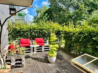 Ruim en lichtrijk 1-slaapkamerappartement van Residentie Het Volk, gelegen aan De Visserij.
Het gelijkvloers appartement heeft een uitzonderlijk groot terras van 32 m² dat uitgeeft op het Lousbergpark. Naast het ruime terras, beschikt het appartement over een aangename leefruimte met ingerichte keuken, één ruime slaapkamer, een badkamer met toilet en aparte berging.
Bij het appartement horen eveneens een privatieve kelderberging en een afzonderlijke garagebox (verplicht mee aan te kopen).
De combinatie van een centrale ligging (oprit E17, E40) en het ruime terras met groen uitzicht maakt dit appartement bijzonder interessant voor wie rustig wil wonen met de stad vlakbij (5 minuten wandelen van centrum Gent).
Momenteel is het appartement verhuurd en dus ook geschikt als opbrengsteigendom.
Appartement met terras en kelder: €300.000 + ondergrondse garagebox: €25.000
Bezoeken uitsluitend op afspraak. Een bezoek kan worden ingepland via het contactformulier of via mail naar barteldebrabandere@gmail.com met vermelding van naam, telefoonnummer en voorkeur tijdstip.
