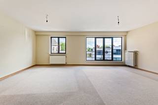 Appartement met 2 slaapkamers vlakbij het Sint Fransicusplein.  Het appartement is gelegen op de 3de verdieping met lift en heeft een breedte van 7 meter.  Inkomhal met gastentoilet, woonkamer 38m aan open keuken, ruime berging/wasplaats, badkamer (wastafel met 2 lavabo's, douche, toilet en vele kasten), 2 slaapkamers, terras.  Extra's:  Ondergrondse privatieve parking en berging inbegrepen.  