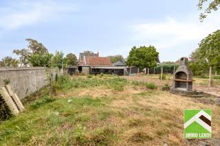 Aan de Baversstraat in het landelijke 's Herenelderen, deelgemeente van Tongeren, vind je deze ruime halfopen woning met volgende indeling:<br />x inkomhal met draaitrap naar het verdiep; <br />x ruime doorlopende woonkamer met een inbouwhaard; <br />x ingerichte eiken keuken; <br />x aansluitend een zeer ruime veranda met bergruimte; <br />x apart toilet; <br />x achtergelegen badkamer met ligbad, douche en lavabo.<br /><br />Op de verdieping: <br />x de nachthal; <br />x 3 slaapkamers, waarvan 1 met een apart toilet; <br />x kleine kamer, in te richten als dressing, bergruimte.... Via deze kamer is er toegang tot de zolder.<br /><br />x Inrit met parking en doorgang via een automatisch hek naar de garage. <br />x Achter de veranda en garage is er nog aanbouw voor hobby- en bergruimte. <br />x Ruime tuin met een tuinberging en zicht op achter- en naastgelegen velden. <br /><br />x Verder is er nog een kelder met toegang via een luik in de inkomhal. <br /><br />De woning is gelegen in woongebied met landelijk karakter; het achterste deel is gelegen in landschappelijk waardevol agrarisch gebied.<br /><br />INTERESSE? Maak dan telefonisch een afspraak voor bezichtiging op het nummer 012 23 00 23 of mail uw vragen aan roland@immo-leroi.be.