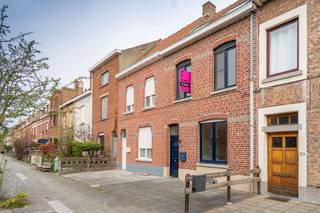 Welkom in de Goedendaglaan, dicht bij het centrum van Kortrijk. <br /> <br />De hal verwelkomt je in deze charmevolle woning. De <strong>recent gerenoveerde keuken</strong> vormt het hart van het gelijkvloers. Bovendien bieden de <strong>2 grote lichtstraten</strong> een zee aan <strong>natuurlijk licht</strong>. Daarnaast hebben we nog een <strong>vernieuwde badkamer</strong> met <strong>ruime inloopdouche</strong>. Als <strong>opbergruimte</strong> beschikt de woning niet enkel over een <strong>kelder</strong> maar ook nog eens over een <strong>praktische berging</strong> die toegang biedt tot het <strong>terras</strong> & de <strong>stadstuin</strong>. <br /> <br />Het <strong>eerste verdiep</strong> telt <strong>2 slaapkamers</strong>.<br />Bovendien beschikken <strong>alle kamers</strong> over een <strong>aircotoestel</strong> die zowel kan warmen als koelen. <br /><br /><strong>De woning en de garagebox zijn vrij <u>vanaf 1 november</u><br />€25 forfait gemeenschappelijke kosten voor de garage</strong><br /> <br /><u><strong>Troeven:</strong></u><br />- De woning beschikt over een vaste trap naar de zolder die zorgt voor een derde slaapkamer<br />- Inclusief afgesloten garagebox<br /><br /><u><strong>Interesse?<br />Vul uw gegevens in via ondertstaande link</strong></u><br /><u><strong>https://mijnhuurprofiel.be/property/59e6c0d4-52e2-46e5-b226-a8128242a1a6</strong></u>