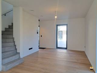 <p><span>Hoogafgewerkte woning met 3 slaapkamers en een mooie tuin van 33 m².</span><span><br /><br />Pal in het centrum realiseert de promotor Helico nv een hoogkwalitatief woonproject.<br />Deze locatie werd geselecteerd gezien de centrale ligging. Al hetgeen een mens nodig<br />heeft doet zich op wandelafstand voor. Denken we maar aan winkels, openbaar vervoer,<br />restaurants, cafeetjes, recreatieve mogelijkheden, etc...<br /><br />Het project omvat 19 wooneenheden.<br />In het kelder-niveau voorzien we ondergrondse autostaanplaatsen, kelderbergingen,<br />een vuilnisberging en een fietsberging. De kelderbergingen zijn ruim bemeten.<br />Het kelderniveau is bereikbaar via een lift. <br />Er is een gemeenschappelijke fitness ruimte aanwezig.</span><span><br /><br />Deze woning beschikt over drie slaapkamers waarbij de woonvertrekken zich verspreid <br />over 2 niveaus voordoen. <br />De leefruimte en keuken staan met elkaar in verbinding waarbij de keuken is uitgerust<br />met een kookeiland. De leefruimte is ruim bemeten en geniet van veel lichtinval. <br />Vanuit de leefruimte heb je rechtstreeks toegang tot het ruime terras van 33 m².<br /><br />Ondergrondse kelderberging en parkeerplaatsen zijn beschikbaar.<br /><br />Graag nodigen we U uit voor een bezoek ter plaatse.</span></p><p><span> </span></p>