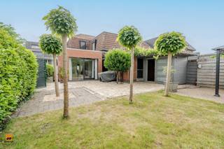 Op wandelafstand van winkels, scholen en openbaar vervoer, treffen we deze charmante woning.Indeling:In deze woning is er een ruime en lichtrijke...