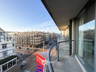 <p><span>Gezellige studio met slaaphoek</span></p><p><span>Zuid gericht in de winkelstraat op de vierde verdieping</span></p><p><span> </span></p><p><span>Inkomhal met slaaphoek (stapelbed)</span></p><p><span>Badkamer met douche - wastafel en toilet</span></p><p><span>Leefruimte met open keuken</span></p><p><span>Zonneterras</span></p><p><span> </span></p><p><span>Gemeubeld</span></p><p><span> </span></p>