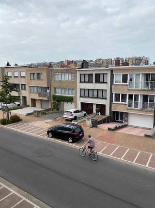 Ontdek dit charmante appartement gelegen in een rustige straat met parkeermogelijkheden aan beide zijden. Ideaal voor wie houdt van rust én nabijheid van zee en centrum van Blankenberge. Dit appartement biedt u de ideale combinatie van comfort, licht en ruimte. Ideaal voor zowel vaste bewoning als een tweede verblijf of een uitstekende investering aan de kust.<br /> <br />✨ Kenmerken:
<ul>
<li>Gelegen in een kleinschalige residentie met slechts 3 wooneenheden</li>
<li>Inkomhal met bergruimte</li>
<li>Ruime en lichtrijke living</li>
<li>Aparte, volledig uitgeruste keuken</li>
<li>Badkamer met ligbad, lavabomeubel en toilet</li>
<li>Praktische berging</li>
<li>2 comfortabele slaapkamers, elk met eigen lavabo en toegang tot terras</li>
<li>Aan de achterzijde bevindt er zich een heerlijk zuid-geörienteerd terras met twee praktische bergingen</li>
<li>🚗 Extra troef: Mogelijkheid tot het huren van een garage.</li>
</ul>
<br />EPC: 271 kWh/m² - UC: 3409452 - Asbestattest: asbestveilig. EPC Label C - P-en G-score: A. Bevindt zich niet in een risicozone voor overstromingen. Bewoonbare oppervlakte ca. 72m². <br /> Divers: Geen syndickosten! PVC ramen met dubbele beglazing. CV aardgas - nieuwe privatieve condensatieketel. - volledig ingericht en bemeubeld. <br /> 📞 Op zoek naar een leuke woonst, vakantieplek of een investeringsaankoop? Dan is dit appartement precies wat u zoekt! Interesse? Neem snel contact op voor een bezoek! Prijs 189.000 euro<br />