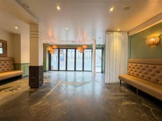 <p><span>ANVERS - Près du Meir : 5A, rue Otto Venius – local commercial au cœur d'Anvers</span></p><p><span> </span></p><p><span>DESCRIPTION :</span></p><p><span> </span></p><p><span>Situé rue Otto Venius, une agréable rue latérale du célèbre Meir, ce local commercial bénéficie d'un emplacement particulièrement central et intéressant sur le plan commercial, en plein cœur d'Anvers.</span></p><p><span>Cet emplacement allie la forte fréquentation et la visibilité du Meir au caractère d’une rue commerçante plus calme.</span></p><p><span>Le local était auparavant exploité comme restaurant et offre donc des possibilités intéressantes pour un nouveau commerce ou un concept de restauration.</span></p><p><span> </span></p><p><span>Aucun prix de reprise n’est applicable.</span></p><p><span>Grâce à sa situation centrale et à la proximité du Meir, des principales rues commerçantes et du centre-ville, cet immeuble constitue un point de départ intéressant pour les entrepreneurs à la recherche d’un emplacement commercial à Anvers.</span></p><p><span> </span></p><p><span>CARACTÉRISTIQUES :</span></p><p><span> </span></p><p><span>* Score PEB B avantageux</span></p><p><span>* Surface de 222 m² (selon l’EPB)</span></p><p><span>* Emplacement central au cœur d'Anvers, à quelques pas du Meir</span></p><p><span>* Adapté à divers usages commerciaux</span></p><p><span>* Ancien établissement de restauration, ce qui rend l'espace intéressant pour la restauration et diverses autres activités commerciales</span></p><p><span> </span></p>