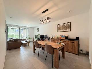 Plan uw bezoek via www.polares.eu<br /><br />Dit aantrekkelijke gelijkvloerse appartement maakt deel uit van een moderne residentie in Tielt-Winge.<br /><br />Je betreedt het appartement via de inkomhal, voorzien van een apart toilet en ruimte voor jassen en schoenen. De ruime en lichte leefruimte vormt het hart van de woning en heeft een groot schuifraam dat toegang geeft tot het aangename terras en de verzorgde tuin, waar privacy en rust centraal staan. Aansluitend vind je de volledig geïnstalleerde keuken, uitgerust met alle nodige toestellen. Verder heb je nog een praktische berging met aansluiting voor de wasmachine en droogkast. <br /><br />Het appartement beschikt over één ruime slaapkamer met aansluitend de badkamer, voorzien van een inloopdouche, wastafel en toilet. Praktisch meegenomen zijn de privatieve nutsmeters en het energiezuinige karakter, mede dankzij zonnepanelen.<br /><br />Voor je wagen is er een private staanplaats in de ondergrondse garage, met daarnaast een kelderberging. <br /><br />De ligging is uitstekend: op wandelafstand van bakker, winkels, apotheek en het Gouden Kruispunt, met goede verbindingen naar Leuven en vlotte invalswegen in de nabijheid.<br />De gemeenschappelijke kosten bedragen een provisie van 60 euro/maand. <br /><br />Dit kant-en-klare appartement biedt comfort, moderne afwerking en een rustige tuin op een strategische locatie in Tielt-Winge.