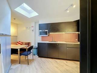 Cette maison exceptionnellement spacieuse située sur Rooigemlaan se distingue par son aménagement intelligent et flexible sur plusieurs étages.<br /><br />Le cœur de la maison se trouve au rez-de-chaussée : un coin salon confortable et une salle à manger spacieuse attenante pouvant accueillir une grande table à manger, combinés à la cuisine.<br /><br />Les chambres sont situées aux étages supérieurs. La maison dispose de trois chambres complètes qui utilisent une salle de bain centrale et chacune possède son propre lavabo. La quatrième chambre est un atout particulier : elle est aménagée comme une suite duplex indépendante répartie sur deux étages, avec sa propre salle de bain privée. Cela rend la maison idéale pour une famille nombreuse, un adolescent en quête d'intimité ou une combinaison avec une salle de loisirs.<br /><br />Une solution contemporaine a été retenue pour le confort climatique : chaque chambre dispose de son propre module de climatisation sur pompe à chaleur air-air. Cela vous permet de refroidir efficacement les pièces en été et de les chauffer rapidement en hiver.<br /><br />Enfin, l'emplacement sur Rooigemlaan est très pratique. Vous vivez à proximité de toutes les principales routes d'accès, alors que vous êtes à peine à 10 minutes à vélo du centre de Gand.<br /><br />Disposition de la maison :<br />Rez-de-chaussée : Hall d'entrée - salon - coin repas - cuisine - toilettes.<br />Premier et deuxième étages : Hall de nuit - chambre 1 - chambre 2 - chambre 3 - salle de bain 1 - suite en duplex (chambre 4 sur deux niveaux) avec salle de bain 2.<br /><br />Date de disponibilité : Disponible immédiatement.