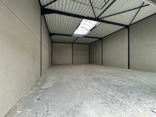 Nieuwbouw KMO-unit van 224 m² en 2 privatieve parkeerplaatsen te huur in Wevelgem.De geïsoleerde magazijnruimte is opgebouwd uit een staalconstructie...