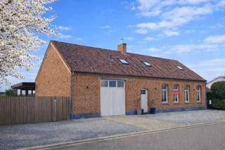 In Optie! Deze prachtig gerenoveerde lange gevelhoeve is gelegen in een rustige straat, op slechts 5 minuten van de autosnelweg met vlotte...