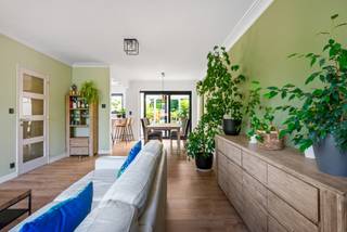<p><span>Bent u op zoek naar een woning waar ruimte, comfort en energiezuinigheid perfect samenkomen? Dan is deze verrassend ruime instapklare beletagewoning absoluut een bezoek waard.</span></p>
<p><span>Met een bewoonbare oppervlakte van </span><strong><span>bijna 250 m²</span></strong><span>, verdeeld over meerdere volwaardige verdiepingen én een volledig ingerichte zolderverdieping, biedt deze woning tal van mogelijkheden. Ze is ideaal als </span><strong><span>ruime gezinswoning</span></strong><span>, maar leent zich eveneens perfect voor een </span><strong><span>vrij beroep of praktijk aan huis</span></strong><span>, of zelfs als </span><strong><span>kangoeroewoning</span></strong><span> dankzij de flexibele indeling. <br />De achterbouw is ook te gebruiken als vijfde slaapkamer of soort van studio.</span></p>
<p><span>De zolderverdieping werd ingericht als een prachtige </span><strong><span>master bedroom met ruime dressing</span></strong><span>, waardoor u geniet van een echte privésuite.</span></p>
<p><span>Ook op vlak van energie scoort deze woning uitstekend. Dankzij de </span><strong><span>dak- en muurisolatie</span></strong><span>, het </span><strong><span>nieuwe buitenschrijnwerk</span></strong><span>, de </span><strong><span>zonnepanelen</span></strong><span> en de </span><strong><span>condenserende verwarmingsketel</span></strong><span> beschikt de woning over een </span><strong><span>gunstig EPC met B-label</span></strong><span>. Zo woont u niet alleen comfortabel, maar ook energiezuinig en met lagere verbruikskosten.</span></p>
<p><span>Buiten geniet u van een aangename, onderhoudsvriendelijke tuin én een ruim en zonnig </span><strong><span>dakterras</span></strong><span>, waar u in alle rust kunt ontspannen of gezellig tafelen met familie en vrienden.<br />We komen zeer goed overeen met de buren ! Hierdoor is er geen opdeling voorzien in de tuin met de rechterbuur. Uiteraard kan er hier een haag, omheining worden geplaatst als u meer privacy zou wensen.<br /></span></p>
<p><span>De rustige ligging vormt een extra troef. U woont in een aangename woonomgeving, op wandel- en fietsafstand van het centrum, winkels, scholen en openbaar vervoer. Zo combineert u een rustige thuisbasis met alle dagelijkse voorzieningen binnen handbereik.<br /><br />Een woning met uitzonderlijk veel ruimte, een doordachte indeling en een uitstekende energieprestatie. Maak snel een afspraak en ontdek zelf de vele mogelijkheden die deze instapklare woning te bieden heeft.<br /><br />Afmetingen via energiedeskundige.</span></p>