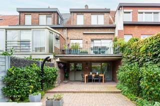 Deze prachtige woning is opgebouwd uit kwaliteitsvolle materialen en heeft een zee van ruimte. Via de inkomhal met toilet toegang naar een...