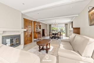 We vinden deze ruime gezinswoning (232 m²) terug op een breed perceel van 9 are op Ten Eikenen. Bekijk het volledige verkoopdossier op www.schraepenvastgoed.be. Naast alle informatie uit deze advertentie vindt u hier ook de professionele video, grondplannen, attesten, keuringen en andere nuttige documenten over deze eigendom.