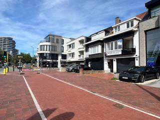 Te huur: inpandige garagebox met 2 autostaanplaatsen voor de poort. <br />Gelegen op de Natiënlaan te Knokke, nabij het handelscentrum. Onmiddellijk beschikbaar.<br /><br />Huurprijs: 200 EUR per maand, syndicuskosten inbegrepen. <br /><br />Meer informatie of bezoeken? Contacteer Willem Cauwels op het nummer 050/89.27.70.