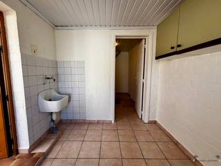<p><span>Knusse woning in centrum Hamme</span></p><p><span> </span></p><p><span>Deze eengezinswoning is centraal gelegen.</span></p><p><span>Je kan de woning betreden via de hoofdingang, zo kom je in de leefruimte terecht, of via de zij ingang, waar zich de veranda bevindt met een aparte bergingsruimte.</span></p><p><span>In het verlengde van de leefruimte bevindt zich de keuken met gasvuur, afwasmachine, oven, koelkast en diepvries met daarachter de badkamer met enkele wastafel, ligbad en toilet.</span></p><p><span>Via de houten trap bereik je de 1ste verdieping. Hier vind je 2 slaapkamers.</span></p><p><span>Op de ruime zolderverdieping kan je naargelang wens nog een 3de slaapkamer/bureau/bergingsruimte installeren.</span></p><p><span>Het terras is overkoepeld met een veranda zodat je het hele jaar door kan genieten van het zonnetje.</span></p><p><span> </span></p><p><span>Graag een bezoek? </span></p><p><span>Neem dan contact op met ons op 052/50 50 00.</span></p><p><span>Tot snel!</span></p>