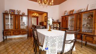 Ben je op zoek naar een woning met potentieel op een rustige locatie? Dan is deze woning in Oud-Vucht zeker een bezoek waard.<br />Gelegen in een rustige straat, omringd door groen en toch op slechts enkele minuten van winkels, scholen en andere voorzieningen. Hier woon je landelijk, zonder in te boeten aan bereikbaarheid.<br /><br />Troeven van de woning:<br />✔ 3 slaapkamers<br />✔ Vernieuwde badkamer<br />✔ Garage achter de woning<br />✔ Tuin <br />✔ Perceel van 3are<br />✔ Rustige ligging in het groene Oud-Vucht<br />✔ Winkels en voorzieningen vlakbij<br /><br />Extra praktisch<br />Hoewel het om een gesloten bebouwing gaat, beschikt de woning over een achterliggende servitudeweg. Hierdoor zijn de garage en tuin ook langs achter bereikbaar.<br />🏠 Woning → 🛤️ Servitudeweg → 🚗 Garage → 🌳 Tuin<br /><br />Ideaal voor fietsen, tuinmateriaal of om eenvoudig de garage te bereiken.<br /><br />De woning kan op verschillende vlakken verder gemoderniseerd worden, maar biedt een mooie basis voor starters, jonge gezinnen of handige renovatoren die graag hun eigen verhaal schrijven.<br /><br />Een rustige woonomgeving, veel groen in de buurt én toch alles binnen handbereik. Dat maakt wonen in Oud-Vucht zo aangenaam.<br /><br />📞 Interesse? Neem gerust contact op voor een bezoek. Misschien ontdek je hier wel jouw nieuwe thuis. 💙🏡