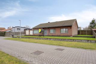 Deze woning is rustig gelegen in Retie-Brand, op fietsafstand van het centrum. Er is een vlotte verbinding naar omliggende gehuchten en gemeenten, evenals naar de E34 Antwerpen–Eindhoven.<br /><br />Via de inkomhal, met vestiaireruimte, kom je in de ruim ingedeelde leefruimte die bestaat uit een zithoek en een eethoek. Dankzij de grote ramen geniet je van aangenaam veel lichtinval. De gashaard zorgt dan weer voor extra gezelligheid in de winterperiode. De leefkeuken is voorzien van een koelkast, keramische kookplaat, afzuigkap, dubbele spoeltafel, voldoende kastruimte en een ontbijt-/eethoek. In de aansluitende verwarmde tuinkamer is het een groot deel van het jaar zalig genieten. Ook hier zorgen de vele ramen en de lichtkoepel voor veel licht.<br /><br />De nachthal geeft uit op de 3 slaapkamers en de volledig betegelde badkamer, die voorzien is van een wastafel in meubel, inbouwkasten, een bidet en een extra toilet. Er bestaat de mogelijkheid om een douche te voorzien; deze werd recent geïnstalleerd in de wasplaats/berging.<br /><br />De woning beschikt over een droge kelder en een zolderverdieping die beide perfect fungeren als opbergruimte.<br /><br />Achteraan de woning is nog een tweede leefruimte gecreëerd, die ideaal is voor de tussenseizoenen. Verder is er een ruime wasplaats/berging/badkamer met douchecel, extra toilet, spoeltafel en cv-ketel.<br /><br />De dubbele garage met extra stockageruimte is een handige troef, en bijvoorbeeld ook interessant voor een zelfstandige die extra ruimte nodig heeft.<br /><br />De tuin is volledig omheind, biedt voldoende privacy en beschikt over een overdekt terras, een automatische sproei-installatie en een houten tuinhuis dat ideaal is voor de stockage van tuinmateriaal.<br /><br />De woning werd steeds goed onderhouden en er werden stelselmatig renovatiewerken uitgevoerd: dak woning (1991), ramen/rolluiken/sectionaalpoort (2008), isolatie muren + zoldervloer (2009) en dak garage/wasplaats (2023). Dit maakt dat de woning volledig instapklaar is.<br /><br />Ben jij op zoek naar een ruim ingedeelde gelijkvloerse woning met extra veel opbergruimte op een rustige locatie in Retie? Dan is deze woning ongetwijfeld een bezoekje waard!