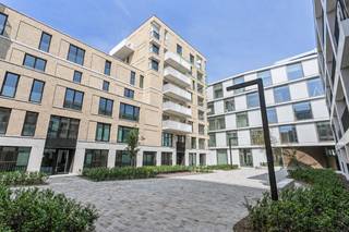 Dit ruime en energiezuinige driekamerappartement op de tweede verdieping combineert een aangename indeling met hedendaags wooncomfort en een uitstekende ligging in het centrum van Roeselare.<br /><br />De inkomhal met gastentoilet geeft toegang tot de ruime en lichtrijke leefruimte met eetplaats en open keuken. <br />Dankzij de open indeling vormen wonen, koken en tafelen één mooi geheel.<br />Het appartement beschikt over twee volwaardige slaapkamers en een ruime badkamer met ligbad en douche. <br />Daarnaast zijn er in totaal drie terrassen, goed voor 21m² aan buitenruimte.  <br /><br />Ook op energetisch vlak zit u hier uitstekend. Met een E-peil van 30 en vloerverwarming aangesloten op het warmtenet geniet u van een energiezuinig en comfortabel appartement dat volledig voldoet aan de hedendaagse normen.<br /><br />Het appartement bevindt zich op de zesde verdieping van Residentie Bel-Ford, pal in het centrum van Roeselare.<br />Winkels, gezellige horecazaken, de Markt en het station bevinden zich allemaal op wandelafstand.<br />De residentie is opgebouwd rond een verzorgd en rustig binnenplein.<br />Vanwege de ligging op het 6de verdiep is er een prachtig panoramisch verzicht over Roeselare. <br /><br />In de ondergrondse kelder bestaat de mogelijkheid om een privéberging en/of autostaanplaats aan te kopen.<br />Daarnaast is er een ruime gemeenschappelijke fietsenberging.<br /><br /><em><u>Goed om te weten: </u>Het appartement wordt volledig afgewerkt en voorzien van keuken, glazen deur, parket, sanitair, ...<br />Er is nog keuzemogelijkheid om de keuken te kiezen. <br />De foto's zijn genomen in het onderliggende appartement dat dezelfde afmetingen heeft. </em><br /><br />Het appartement komt in aanmerking voor 6% BTW!<br /><br />Interesse? Neem gerust contact met DICASA op voor meer informatie of plan vrijblijvend een bezoek.